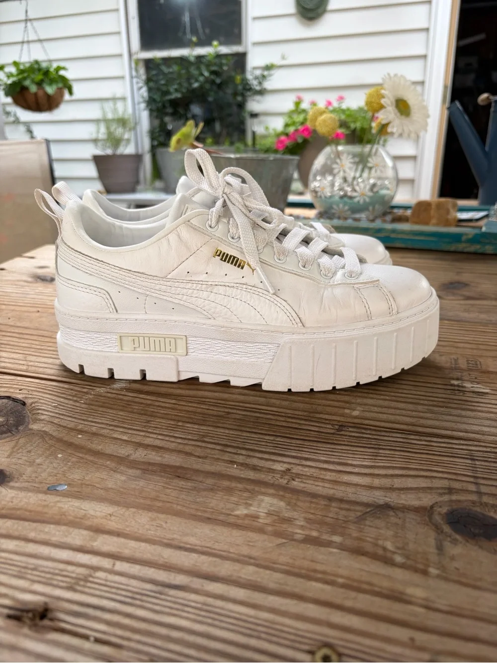 PUMA Mayze Stack Women’s 8.5 White Leather Platform Sneakers Gold Logo